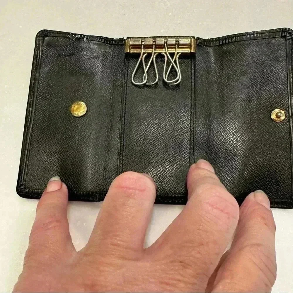 Louis Vuitton Black Leather Epi Key Holder 4 Rings Date Code  CA1907 unisex